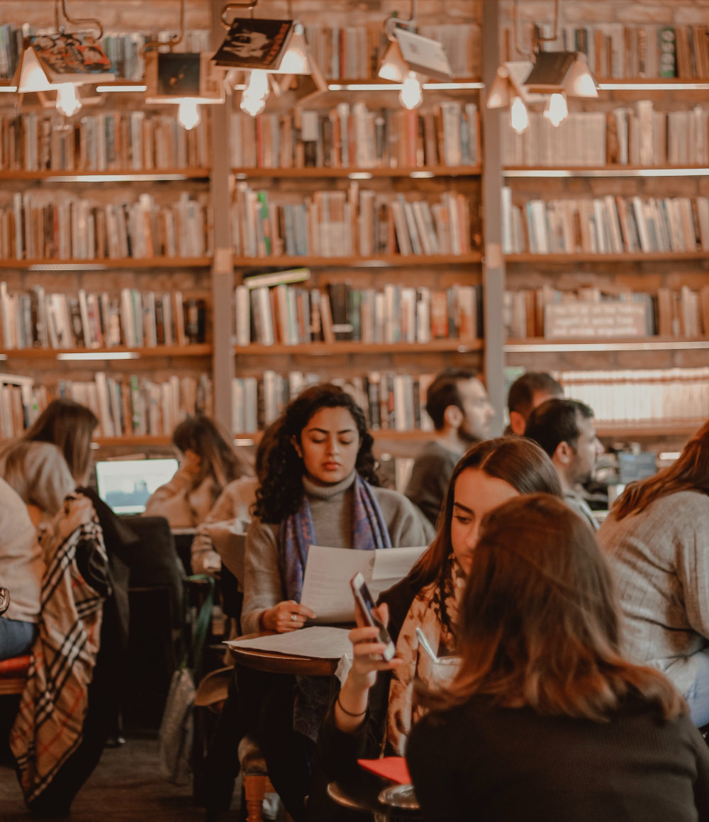 Neben dem Homeoffice können Bibliotheken und andere Räume an der Schule als Lernort genutzt werden.