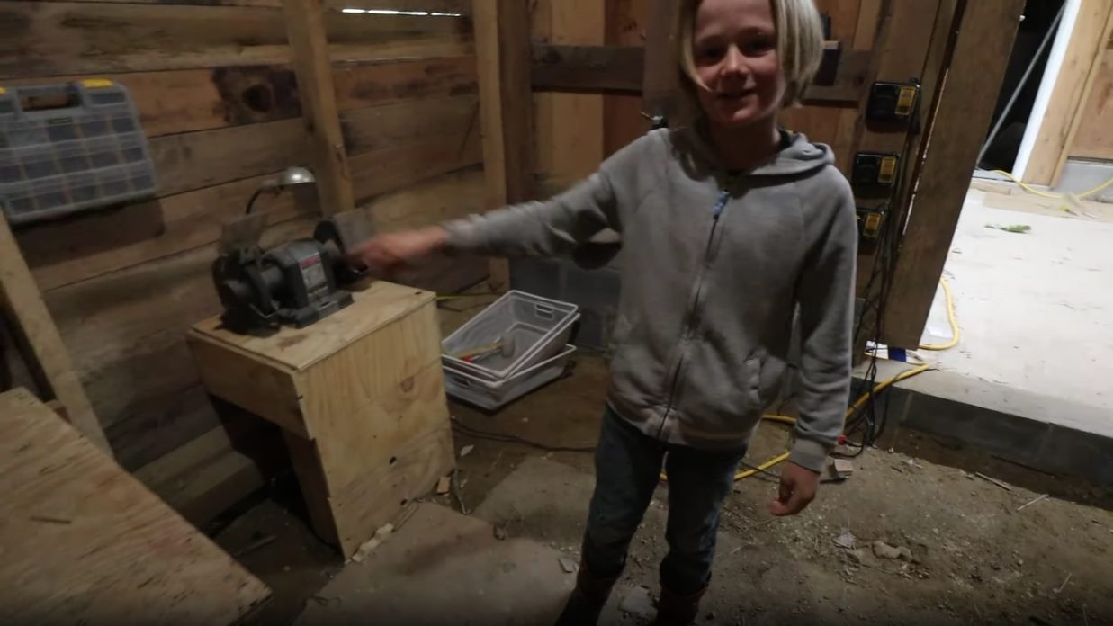 Jonah (11) zeigt seinem Vater seine neu gebaute Werkstatt.