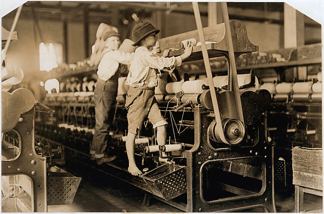 Kinderarbeit in einer Textilfabrik (USA, 1909). [Bildquelle 2]